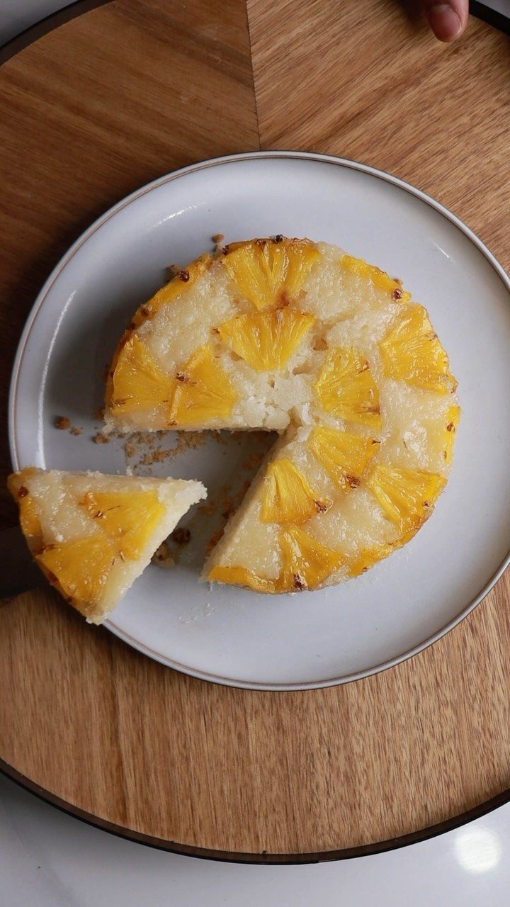 26 Beach Cake Ideas with Blue Ocean Frosting to Sailboats 4 Pineapple upside-down cake with caramelized pineapple rings on a white plate.